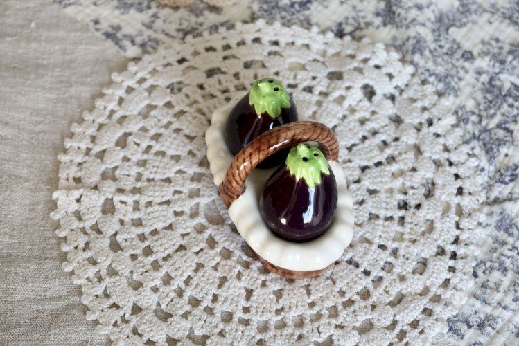 Salière et poivrier vintage en barbotine aubergine petit panier