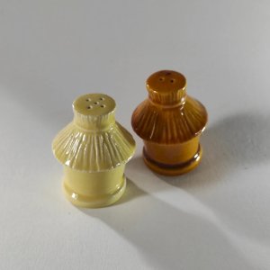 Vintage salt and pepper shakers made of earthenware, hive shape ?