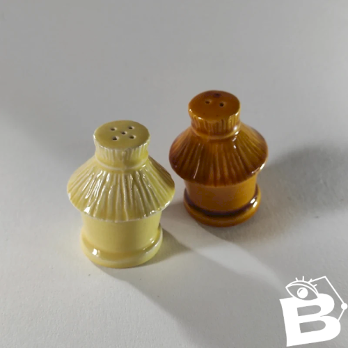Salière et poivrière ancienne en faïence, forme de ruche ?