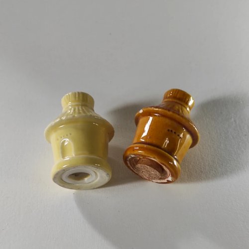 Salière et poivrière ancienne en faïence, forme de ruche ?