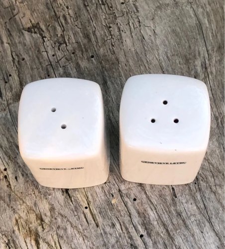 Salière et poivrière blanches Geneviève Lethu