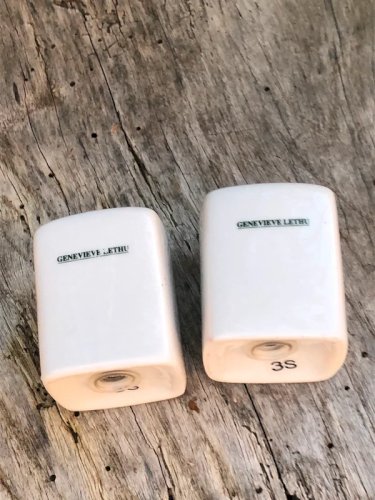 Salière et poivrière blanches Geneviève Lethu