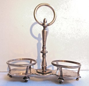 Salière métal argenté signée CHRISTOFLE, manque les salerons en cristal