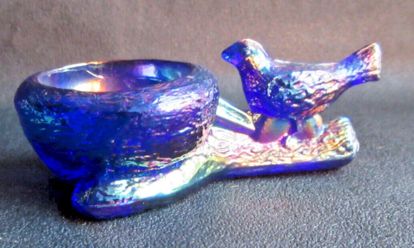 Salière ou coquetier verre bleu cobalt irisé: Oiseau et son nid, Vallérysthal
