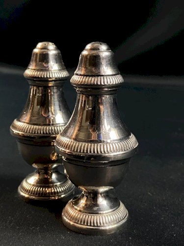 Salière poivrière en métal argenté de style Louis XVI Sel & poivre