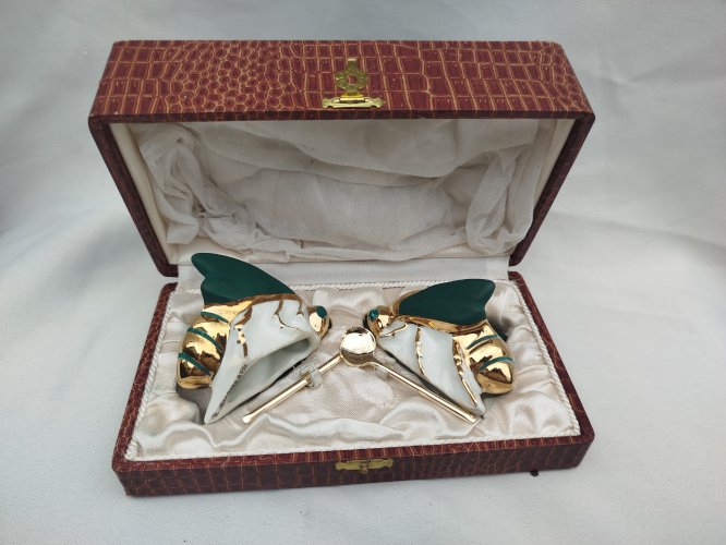 Salière et poivrière en forme de papillon, porcelaine, manufacture illisible, ancien 