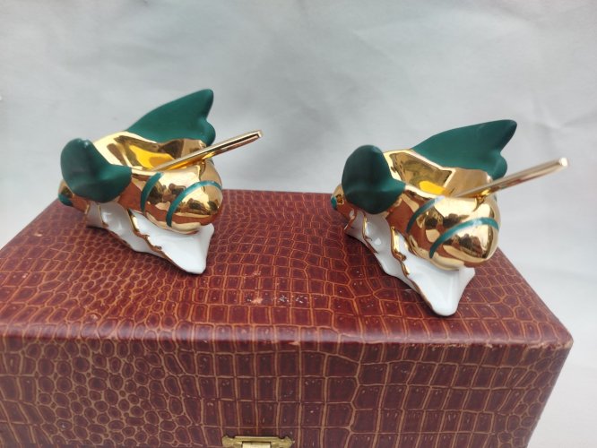 Salière et poivrière en forme de papillon, porcelaine, manufacture illisible, ancien 