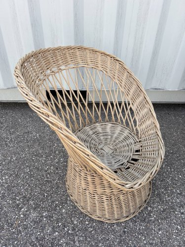 salon avec 3 fauteuils en osier