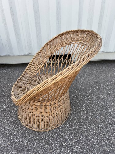 salon avec 3 fauteuils en osier