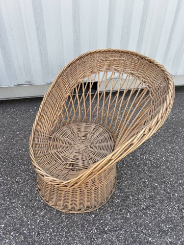 salon avec 3 fauteuils en osier