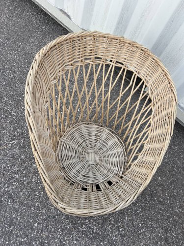 salon avec 3 fauteuils en osier