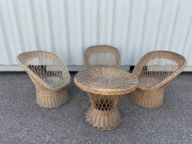 salon avec 3 fauteuils en osier