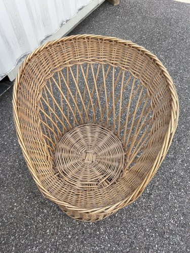 salon avec 3 fauteuils en osier