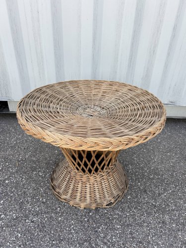 salon avec 3 fauteuils en osier