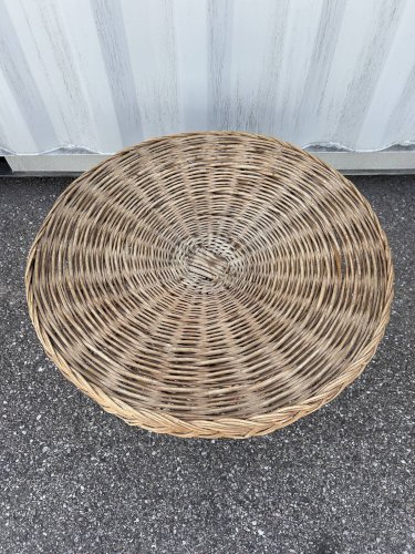 salon avec 3 fauteuils en osier