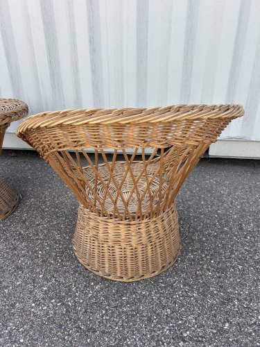 salon avec 3 fauteuils en osier