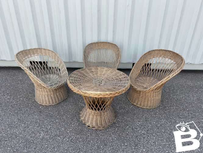 salon avec 3 fauteuils en osier