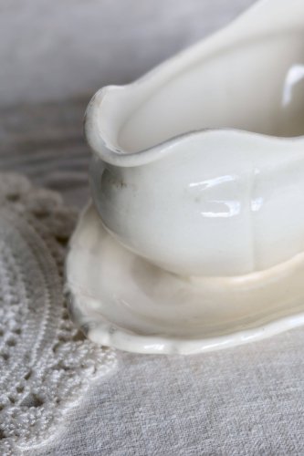 Saucière ancienne en faïence ivoire Villeroy & Boch