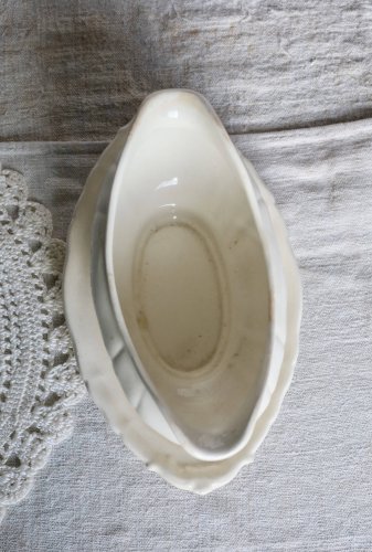 Saucière ancienne en faïence ivoire Villeroy & Boch