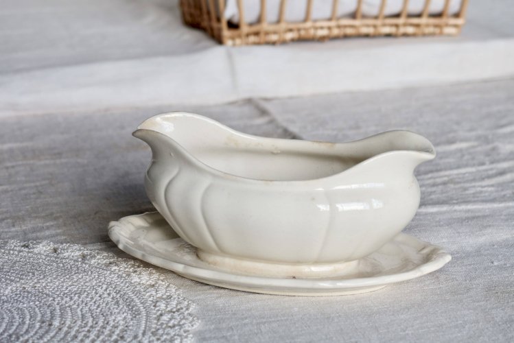 Saucière ancienne en faïence ivoire Villeroy & Boch