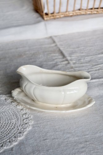 Saucière ancienne en faïence ivoire Villeroy & Boch