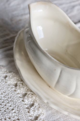 Saucière ancienne en faïence ivoire Villeroy & Boch