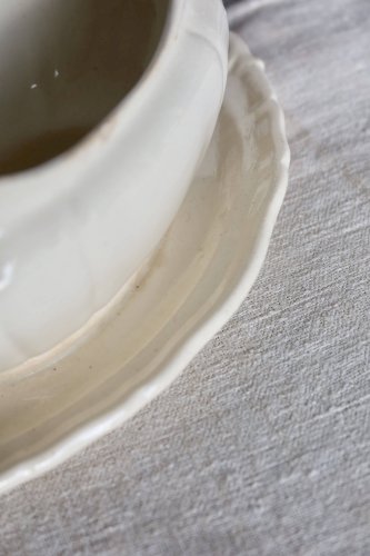 Saucière ancienne en faïence ivoire Villeroy & Boch