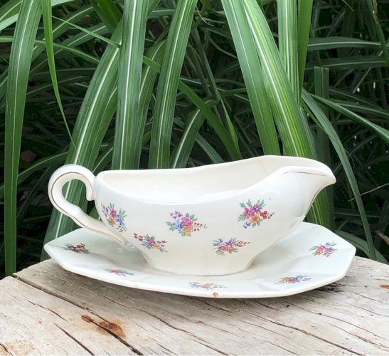 Saucière ancienne en porcelaine Céranord