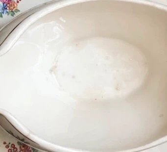 Saucière ancienne en porcelaine Céranord