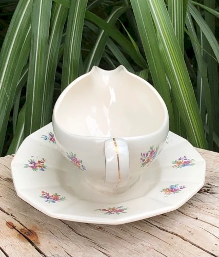 Saucière ancienne en porcelaine Céranord