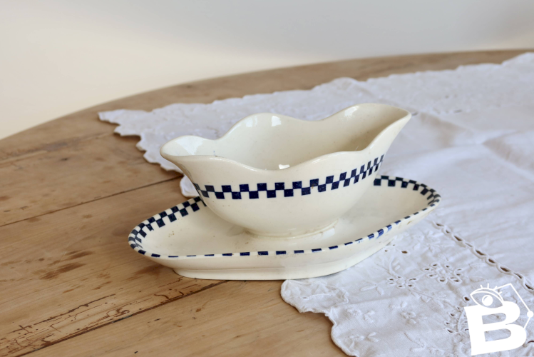 Saucière ancienne en terre de fer Salins - Modèle Damier