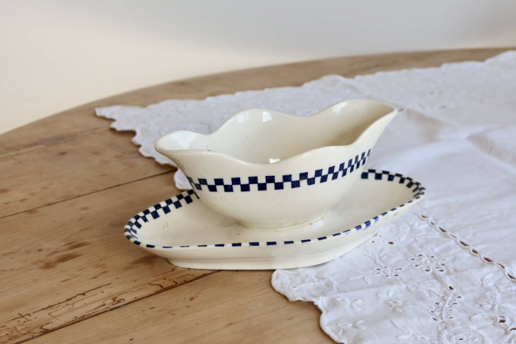 Saucière ancienne en terre de fer Salins - Modèle Damier