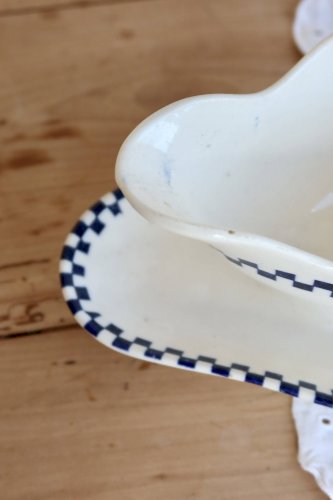Saucière ancienne en terre de fer Salins - Modèle Damier