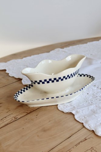 Saucière ancienne en terre de fer Salins - Modèle Damier
