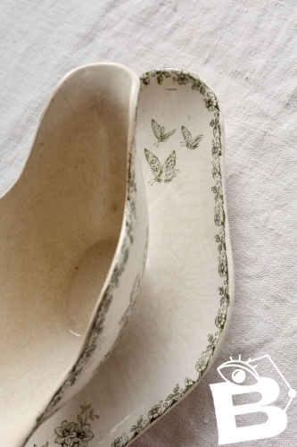 Saucière ancienne terre de fer ivoire décor vert floral et papillons