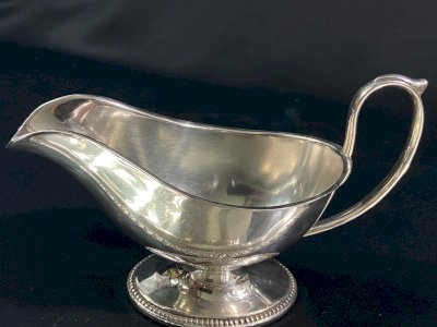 Saucière en métal argenté de style Louis XVI