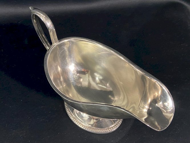 Saucière en métal argenté de style Louis XVI