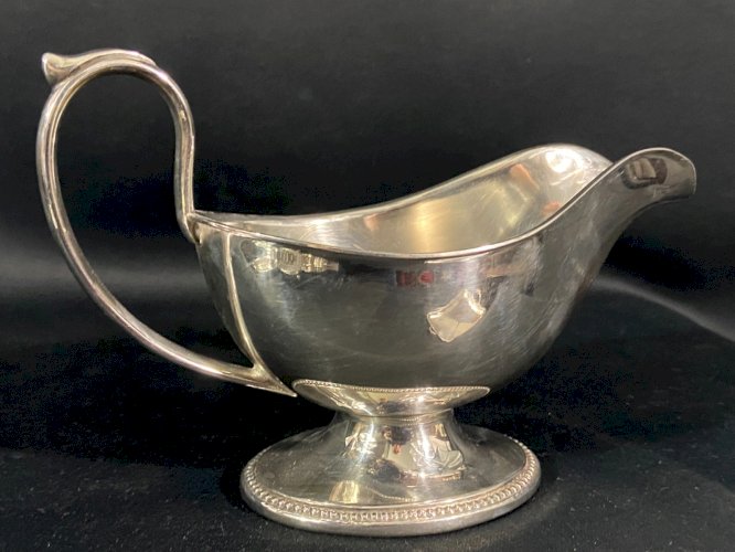 Saucière en métal argenté de style Louis XVI