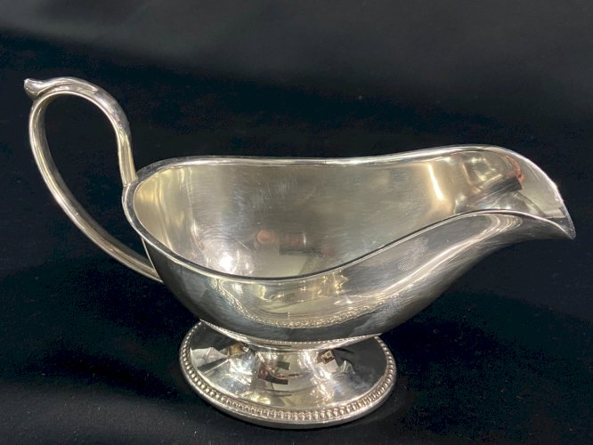 Saucière en métal argenté de style Louis XVI