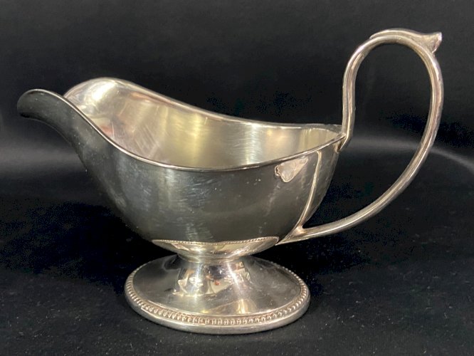 Saucière en métal argenté de style Louis XVI