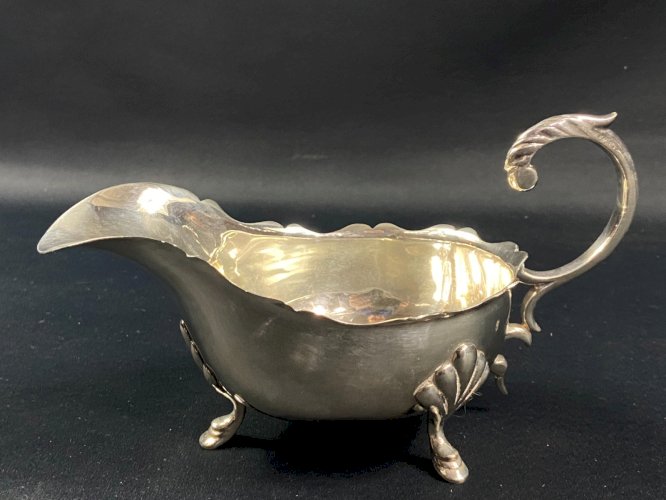 Saucière en métal argenté de style Queen Anne George II George III