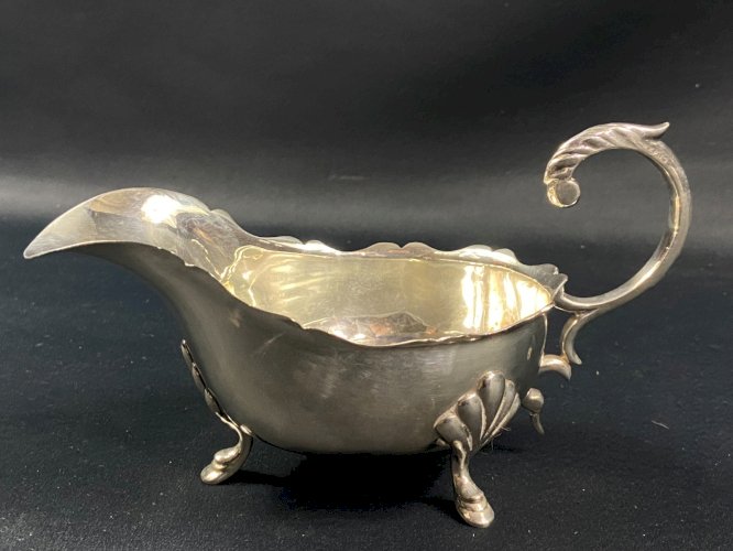 Saucière en métal argenté de style Queen Anne George II George III