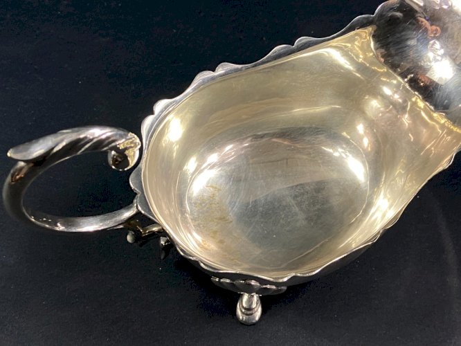 Saucière en métal argenté de style Queen Anne George II George III