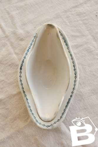 Saucière terre de fer ancienne Saint-Amand modèle 4022 - Liseré fleuri bleu