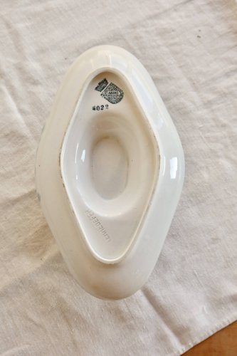 Saucière terre de fer ancienne Saint-Amand modèle 4022 - Liseré fleuri bleu