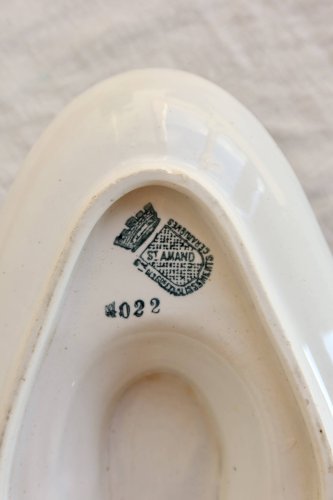 Saucière terre de fer ancienne Saint-Amand modèle 4022 - Liseré fleuri bleu