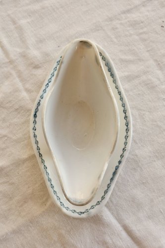 Saucière terre de fer ancienne Saint-Amand modèle 4022 - Liseré fleuri bleu