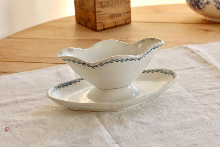 Saucière terre de fer ancienne Saint-Amand modèle 4022 - Liseré fleuri bleu