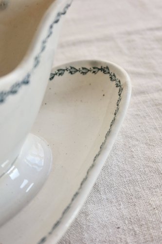 Saucière terre de fer ancienne Saint-Amand modèle 4022 - Liseré fleuri bleu