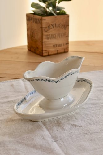 Saucière terre de fer ancienne Saint-Amand modèle 4022 - Liseré fleuri bleu